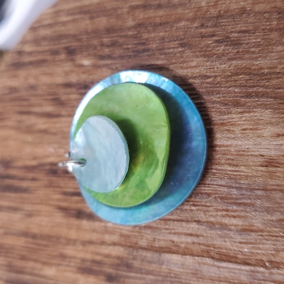 P301 Mother Of Pearl Pear Disc Pendant - Picture 2 of 2